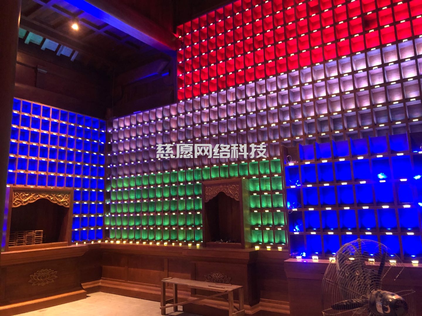 慈愿智能萬(wàn)佛墻和光明燈為什么要設(shè)計(jì)成32種可變顏色燈板，3種顏色的公示姓名牌？