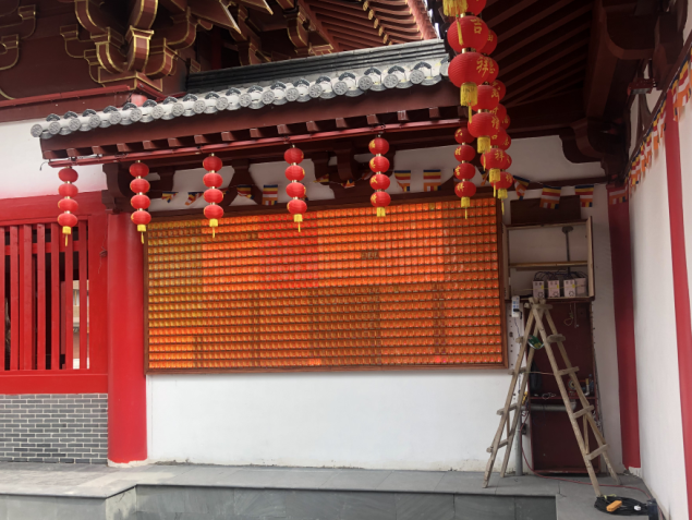 龍之夢臥龍寺萬佛墻前供奉光明心愿燈有感：禮佛在人，供燈在心