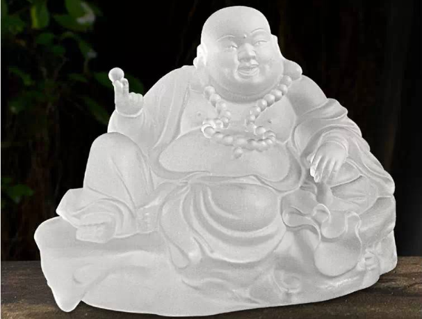 琉璃作為萬佛墻的常用佛（神）像材質(zhì)，不僅有它本身的材質(zhì)優(yōu)勢(shì)還有佛家自身的內(nèi)涵